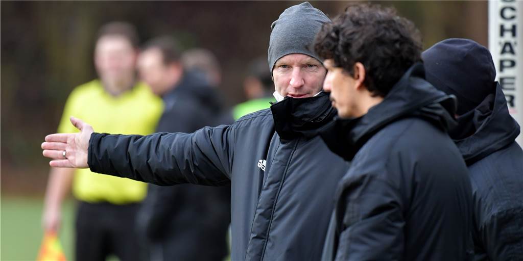 Lüner SV holt erfahrenen Westfalenliga-Kapitän: WG-Kollege spielt wichtige Rolle LSV- Coach Axel Schmeing (l.) und sein Co-Trainer Karim Bouasker können einen weiteren Neuzugang im Schwansbell begrüßen.