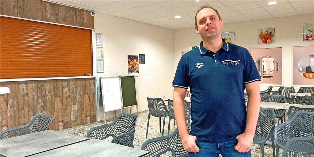 SSC Hörde sucht Mitstreiter: Der muss nicht schwimmen, aber Kaffee kochen Vereinsvorsitzender Benny Bartel im Bistro: Er hofft, dass sich ein neuer Pächter findet. Vieles im Bistro ist neu, jetzt soll auch noch die Außenterrasse saniert werden.