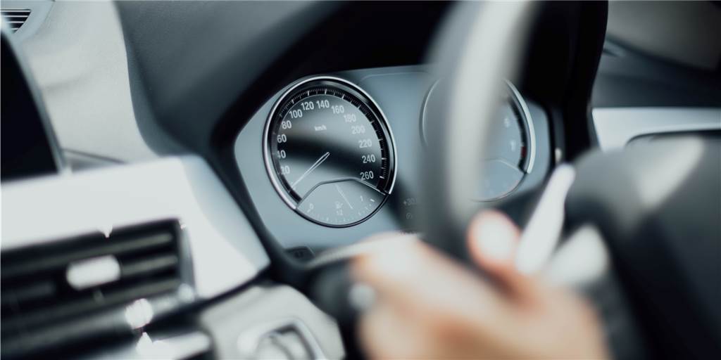Lüner behauptet: Alkohol erst nach Unfall auf dem Acker getrunken Eine Fahrt mit seinem Auto endete für einen Lüner auf einem Acker (Symbolbild) und das Ganze nun vor Gericht.