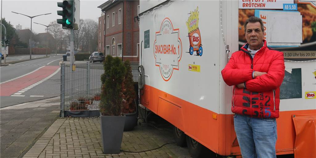 Kuriosum in Werne: Imbiss zu gefährlich für den Verkehr, Geschäft aber nicht? Gefahr am Hansaring in Werne? Wird der Verkehr durch die Imbiss-Bude gefährdet? Die Zu- und Abfahrt sind dieselbe wie für das Geschäft Werner-Schrauben nebenan.