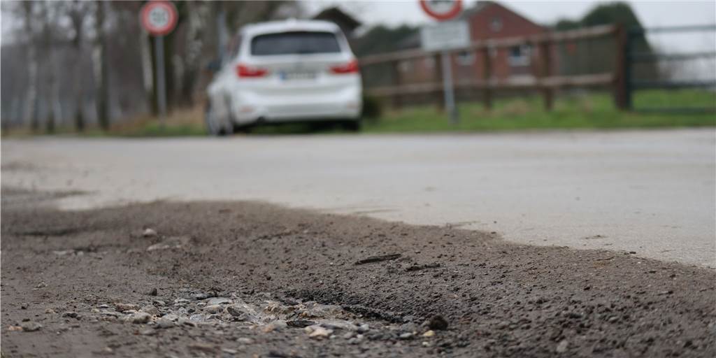 Weil der Schwarze Damm verstärkt als Schleichweg zwischen Nordkirchen und Lüdinghausen genutzt wird, ist die Bankette an vielen Stellen beschädigt. Gerade für Fahrradfahrer kann das beim Begegnungsverkehr gefährlich werden.
