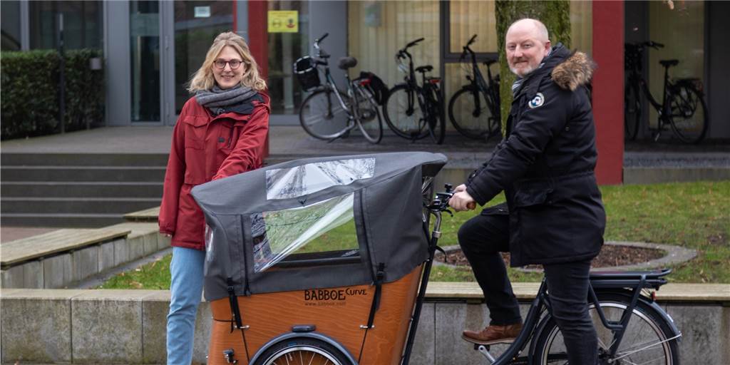 E-Lastenfahrrad wartet auf seine Bestimmung – und auf einen offiziellen Namen Pauline Thesing und Markus Lask haben schon mal eine Probefahrt unternommen. Im Frühjahr soll das E-Lastenfahrrad offiziell in Betrieb genommen werden. Zuvor wird die Gemeinde noch einen passenden Namen suchen lassen.