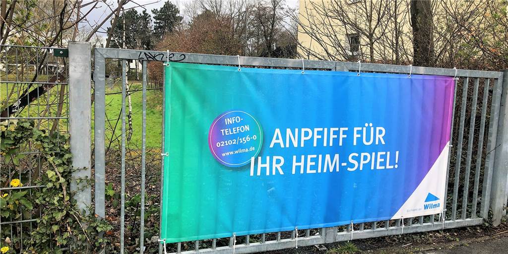 Baustart verschiebt sich: 36 Häuser sollen ab Herbst in Dortmund entstehen Viele Monate hängen schon die Plakate am alten Sportplatz, die Werbung für das Neubaugebiet machen, das dort entstehen soll.