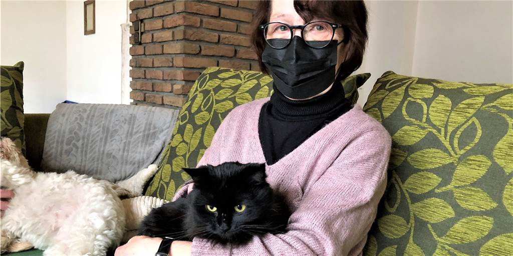 Kleines Wunder: Anita Junghold-Petry hält ihre totgeglaubte Katze im Arm Fünfeinhalb Wochen nach dem schrecklichen Brand kann Anita Junghold-Petry ihre Katze Chrissy wieder in den Armen halten. Jetzt fehlt nur noch Kater Jimi.