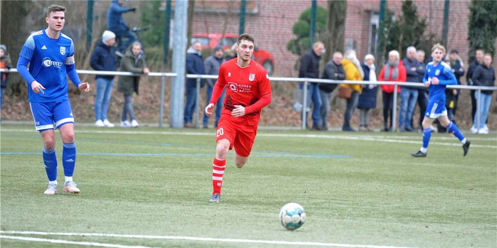 Flutlicht defekt: Ahauser Vereinen droht wochenlanger Trainingsausfall Bei Tageslicht hilft der Kunstrasen an der Graeser Straße den Fußballern weiterhin. Training in den Abendstunden ist aber wegen des defekten Flutlichts bis auf Weiteres nicht möglich.