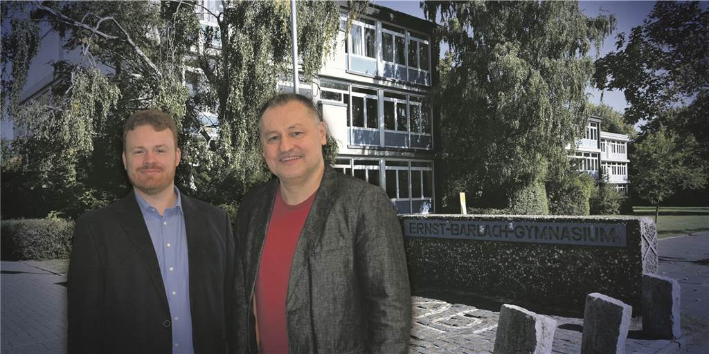 Gymnasium in Castrop-Rauxel schließt wegen Corona Dr. Friedrich Mayer (r.) und Maximilian Rossetto erläutern, warum das Ernst-Barlach-Gymnasium schließen musste.