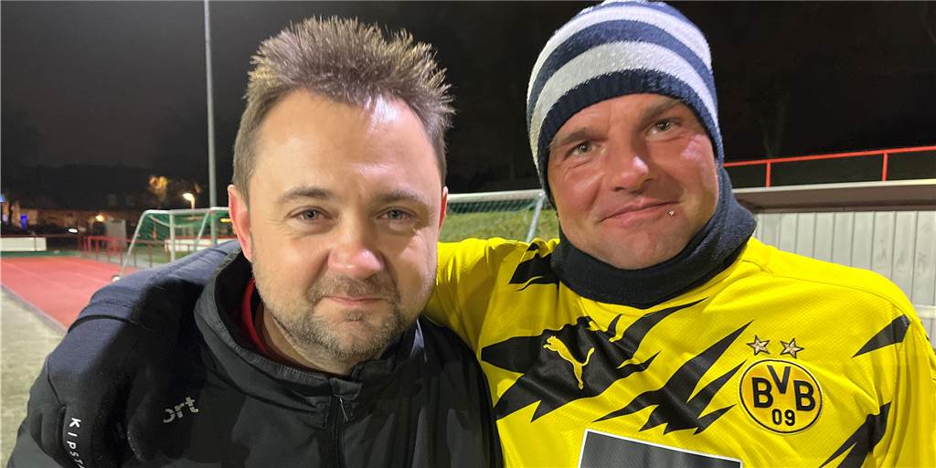 Sieben Waltroper kicken jetzt im Castrop-Rauxeler „Exil“ - Dank einer Excel-Tabelle Sie freuen sich über die Waltroper "Invasion" in Castrop-Rauxel: Trainer Thorsten Zwolinski und Tim Pieper, dienstältester Spieler seines Teams.