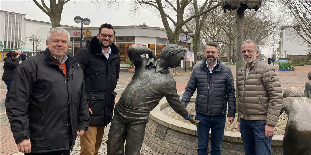 Mit 2G-Bändchen kontrollfrei einkaufen: So funktioniert es in Hombruch Andreas Eller (Hombruch Marketing) , Markus Kaluza (Handelsbverband), Marcus Besler (Hombruch Marketing) und Kay Schickle (Hombruch Marketing, v.l.) auf der Harkortstraße.