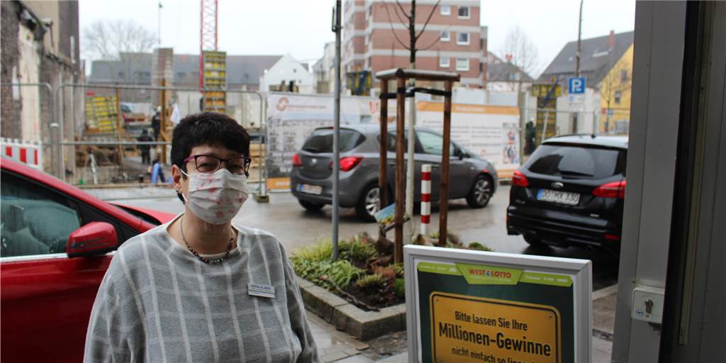 Parkchaos an Limbecker Straße: Lösung wird länger dauern Vor dem Buchladen von Christiane Hoppe fehlen wegen der Baustelle dauerhaft Parkplätze.