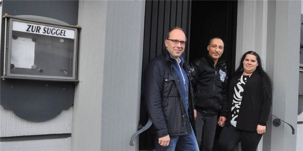 „Zur Süggel“: Pächter geben nach zwei Jahren auf - wegen Corona Das war Ende 2019: Thorsten Lachmann (l.) von Getränke Gefromm freute sich, dass Matteo und Jennifer Adamo die Traditions-Gaststätte "Zur Süggel" ab Januar 2020 übernehmen. Jetzt geben sie auf.