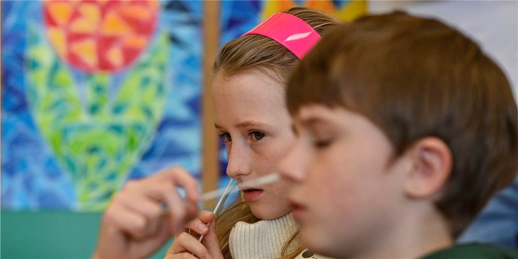 Grundschulleiterin zum Test-Chaos: „Bringt uns absolut an unsere Grenzen“ Nach einem positiven Pooltest-Ergebnis sollen Grundschüler zum Einzeltest wieder in die Klassenräume zurück.