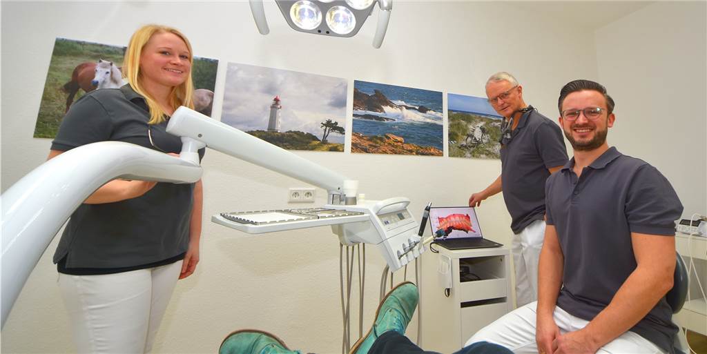 Dr. Josef Braun gibt Zahnarztpraxis nach 30 Jahren an die nächste Generation Dr. Josef Braun (hinten) ist nach 30 Jahren in der eigenen Praxis nur noch Angestellter: Der Zahnarzt hat den Betrieb an seinen Sohn Sebastian und dessen Frau Janna übergeben. Er will aber noch einige Jahre weiterarbeiten und sich erst nach und nach zurückziehen.