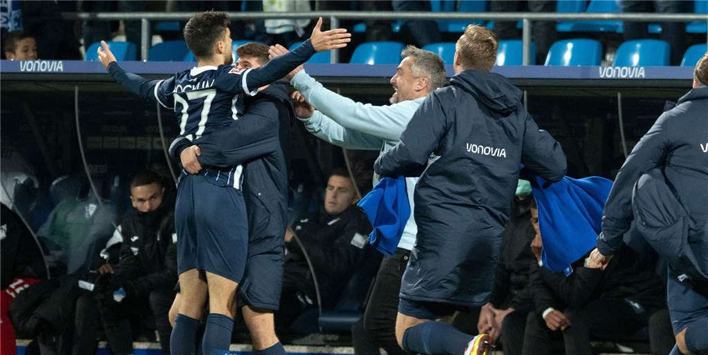 Wie Pantovic: Castrop-Rauxeler Spieler trifft aus 50 Metern - und nicht zum ersten Mal Milos Pantovic vom VfL Bochum wird nach seinem 66-Meter-Tor gegen die TSG Hoffenheim geherzt. Aus ähnlicher Distanz traf ein Castrop-Rauxeler Spieler.