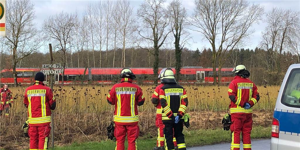 67 Jahre alter Radfahrer aus Ahaus stirbt bei Unfall an Bahnübergang Am Bahnübergang in Höhe Heumate in Heek hat sich ein tödlicher Unfall ereignet. Der Zug steht auf dem Gleis.