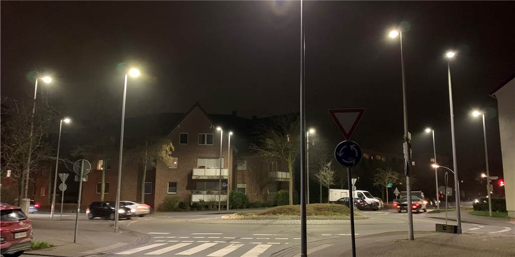 Dorstener wundern sich: Braucht ein Kreisverkehr ein Dutzend Laternen? Der Kreisverkehr Hafenstraße/Klosterstraße am Abend: Elf Laternen sorgen für reichlich Licht. Oder sind es sogar zwölf?