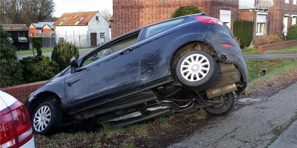 Missglücktes Wendemanöver: Stadtlohnerin landet in Lavesum im Graben Beim Manövrieren rutschte die Fahrerin dieses Pkw auf der Sythener Straße in den Graben.
