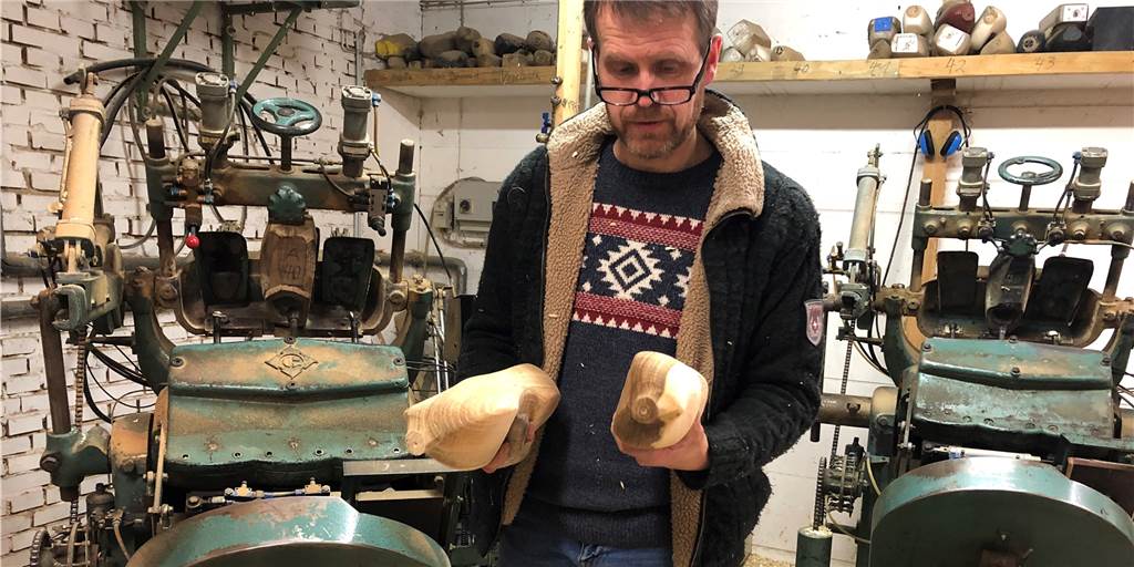 Bernhard Berning an seinem Arbeitsplatz: Unschwer zu erkennen, welches Handwerk er ausübt.