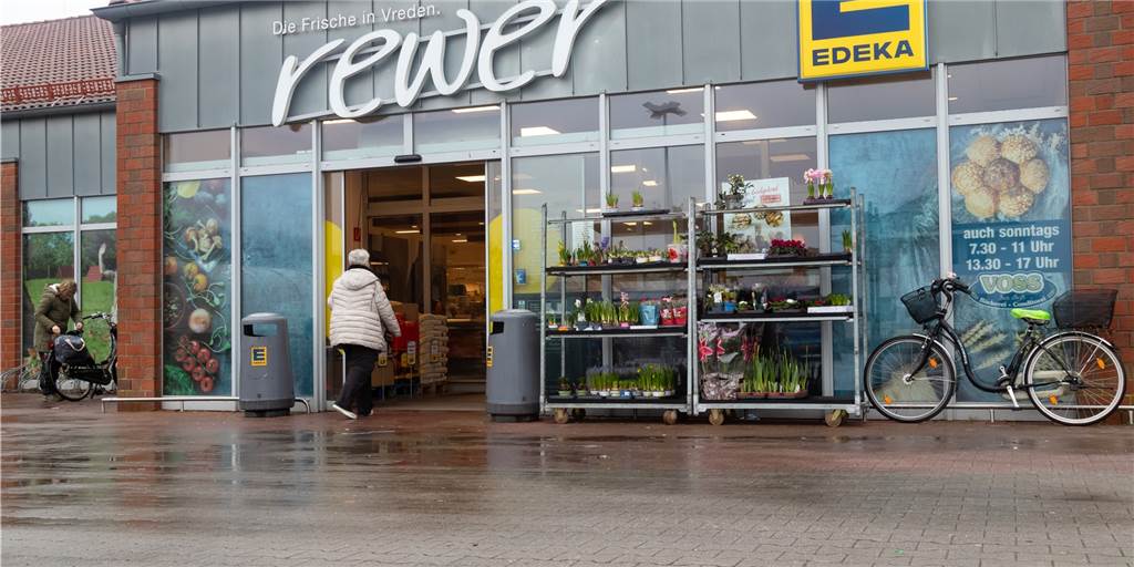 Edeka Rewer in Vreden wechselt Besitzer - Was wird aus den Mitarbeitern? Noch ziert der Name Rewer den Eingang des Edeka-Marktes an der Zwillbrocker Straße in Vreden. Ab kommender Woche ändert sich das allerdings. Eine anderes Ehepaar übernimmt dann die Leitung des Einzelhandels.