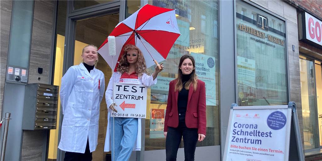 Apotheker-Testzentrum im Herzen der City bietet auch Abendangebot Apothekerin Eva Ausbüttel und Mitarbeiterin Emma Röding vor dem Eingang zum wiedereröffneten Testzentrum im Haus des Apothekenmuseums an der Wißstraße 11.