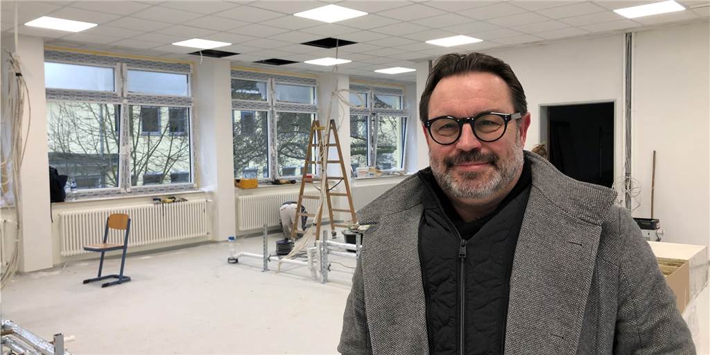 Schulküchen-Renovierung hat unerwarteten Nebeneffekt Scharnhorsts Bezirksbürgermeister Werner Gollnick (CDU) steht in der Schulküche der Katholischen Hauptschule Husen, die derzeit von Grund auf renoviert wird