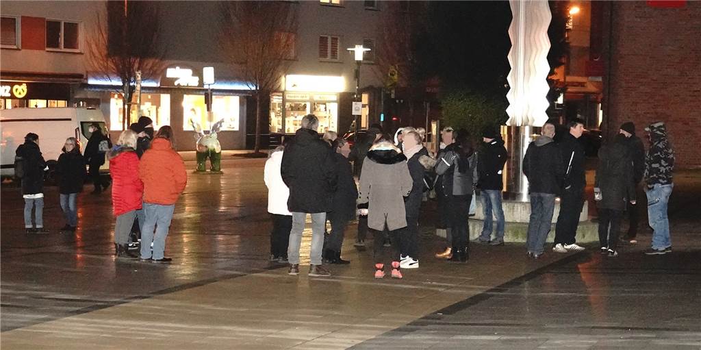 Castrop-Rauxeler Neonazi unterstützt Corona-Proteste in Dortmund Seit vier Wochen treffen sich mittwochs Menschen in Huckarde zu Demonstrationen gegen Corona-Auflagen. Unter den Teilnehmern sind auch bekannte Rechtsextremisten.