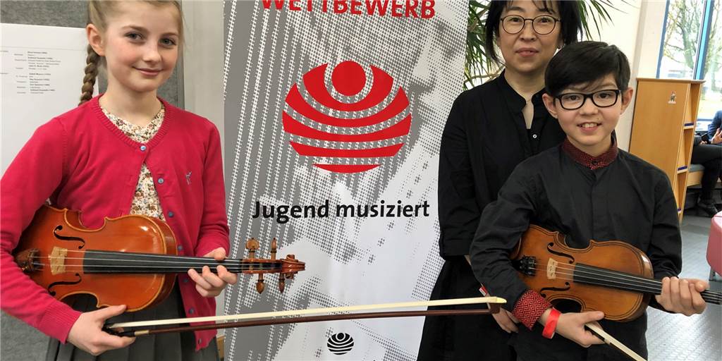 Junge Teilnehmer aus Ahaus: Marje-Merrit Blisniewski und Carlos Min Kim Andrade stellten sich der Jury. Carlos' Mutter Kim Andrade begleitet Marje-Merrit am Klavier.