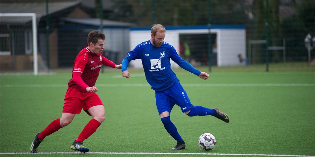 Sythener Traumtore reichen nicht: Flaesheim gewinnt Derby deutlich Sythens Jens Bußmann (r.) traf im Testspiel-Derby sehenswert, während Flaesheims Hendrik Brüninghoff hinterher von seinem Trainer ein Sonderlob bekam - genauso wie zwei andere Concordia-Spieler.