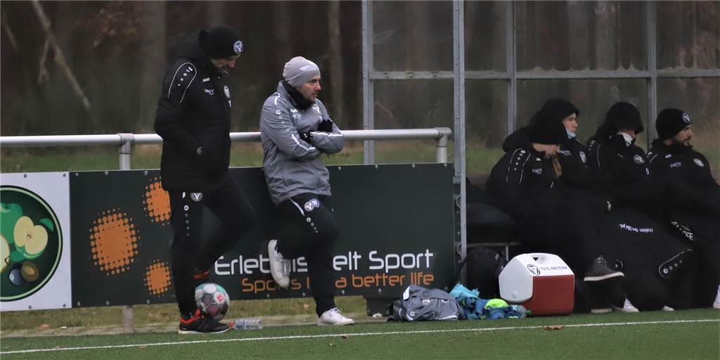 TuS Haltern: Ärger und Irritation über Testspiel-Absage - „ein starkes Stück“ Zuletzt standen Timo Ostdorf (r.) und Co-Trainer Thorsten Kornmaier am 16. Januar bei einem Testspiel des TuS Haltern am See an der Seitenlinie.