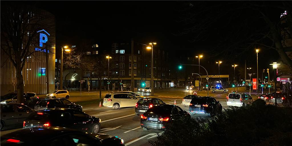 Am Samstagabend (29.01) sperrte die Polizei alle Spuren des Walls in Richtung Westen.