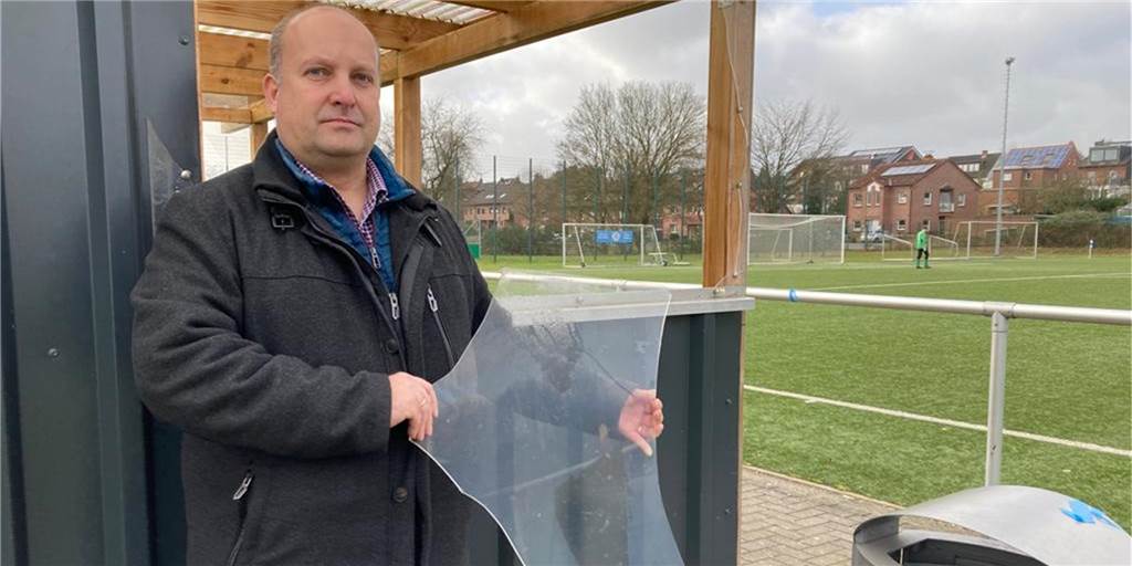 Vandalismus am Sportplatz: „Ärgerlich, wenn die eigene Arbeit zerstört wird“ Jörg Haller hält einen Teil der zertrümmerten Plexiglasscheibe von einem der Unterstände auf dem ETuS-Gelände in der Hand.