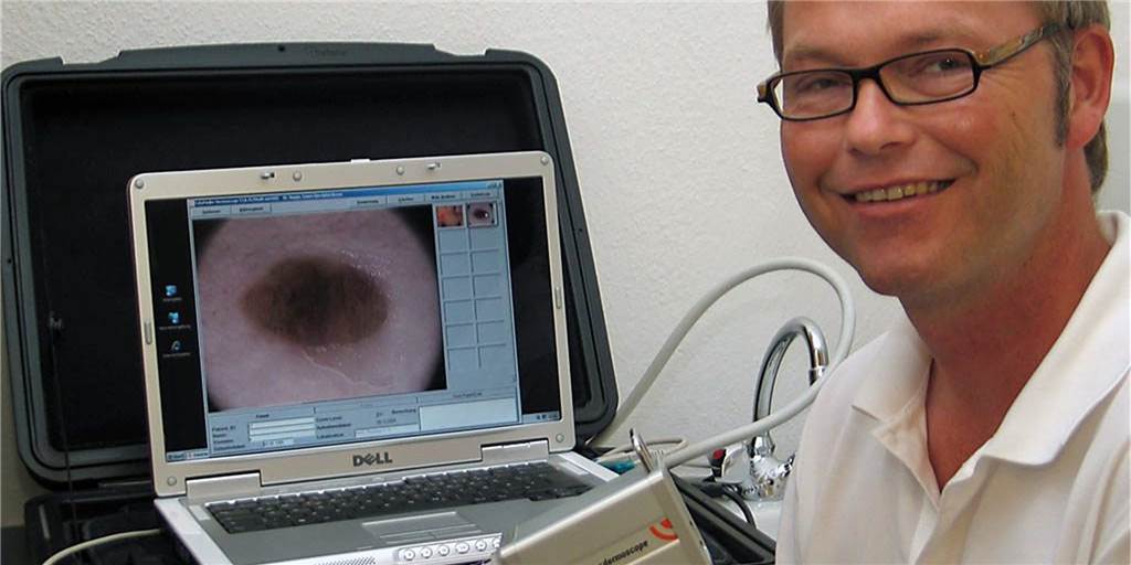 Lüner Hautarzt: Mehr Patienten mit Haarausfall wegen Stress mit Corona Hautarzt Dr. Marcus Happe hat in letzter Zeit viele Patienten, die unter Haarausfall leiden. In Stress-Situationen kommt das vor. Auch eine Corona-Erkrankung oder eine Impfung können Stress und damit Haarausfall auslösen.