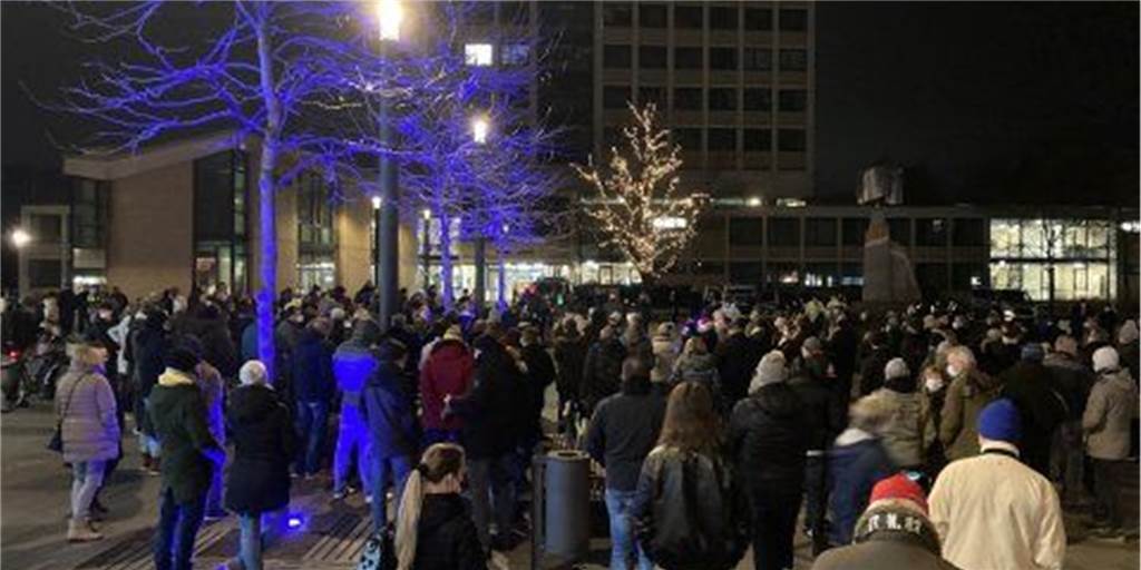 Impfskeptiker-Demo in Lünen: Neue Anmelderin macht Rückzieher Bei der Demonstration gegen Corona-Maßnahmen am vergangenen Montag, waren über 200 Menschen zum Marktplatz in Lünen gekommen. Der Anmelder André Machill, ein polizeibekannter Neonazi, hatte angekündigt, keine weiteren Demos mehr in Lünen anmelden zu wollen. Jetzt hat die Nachfolgerin die Anmeldung für die Demo an diesem Montag (31.1.) zurückgezogen.