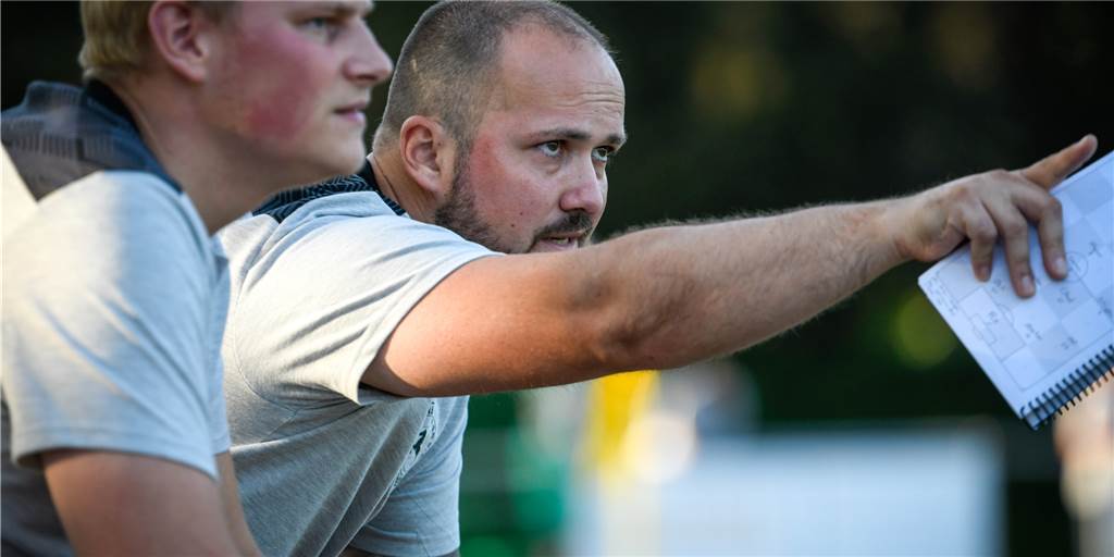 Harter Dämpfer für Westfalia Wethmar: Top-Torjäger wechselt zum FC Nordkirchen Das Trainerteam von Westfalia Wethmar um Chefcoach Steven Koch (r.) und Co-Trainer Paul Mantei muss einen schmerzhaften Abgang vekraften.