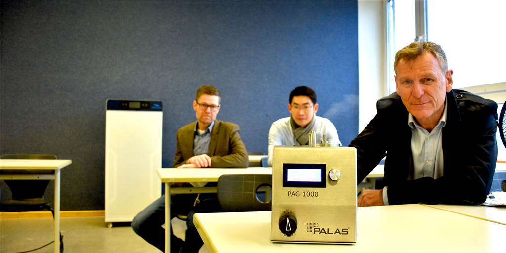 Matthias Baun (r.) und Nanjiang Liao (M.) von Dema-Artech sowie Prof. Dr. Michael Oberst, Chefarzt am Ostalb-Klinikum Aalen, haben am Montag in der Canisiusschule getestet, ob Lüften ausreicht oder ob Luftreiniger in Klassenräumen nötig sind. 