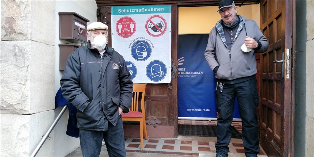 Corona-Impfaktion mit 45 Impflingen: Harte Überzeugungsarbeit in Merklinde Kalle Burghardt von den Falken (r.) und Horst Kiewitt vom Stadtteilverein Wir sind Merklinde (l.) vor dem Eingang des Bürgerzentrums Marienschule: Hier fand die Sonder-Impfaktion statt.