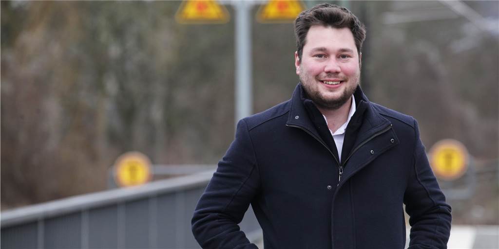 Shawn Glaeser (24) aus Lünen wird Chef im Bahntower in Berlin Shawn Glaeser hat am Dienstag (1.2.) seinen ersten im Bahntower in Berlin. Der Lüner wird dort Leiter der Geschäftsstelle des Europäischen Betriebsrates der Deutschen Bahn.