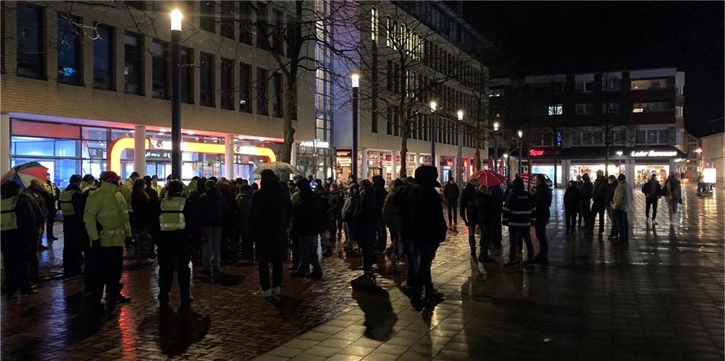 Rund 100 Impfskeptiker auf „Spaziergang“ in Lünen: Live-Ticker zum Nachlesen Rund 60 Menschen nahmen an dem "Spaziergang" in Lünen teil.