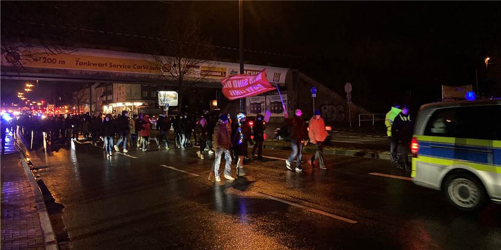 Deutlich weniger Teilnehmer bei Lüner Demo gegen Corona-Maßnahmen Etwa 100 Menschen „spazierten“ am Montagabend durch Lünen, um gegen Impfpflicht und Corona-Maßnahmen zu demonstrieren.