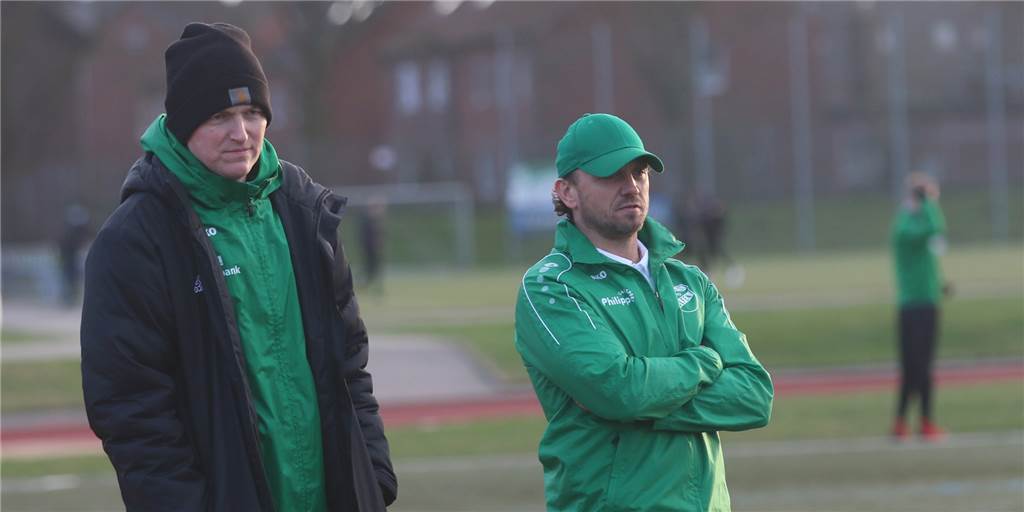 Einigung erzielt: Stürmer aus Datteln wechselt kurzfristig zum SuS Olfen Olfens Coach Patrick Linnemann (r.) und dessen Co-Trainer beim SuS, Christian Brüse, erhalten Verstärkung.