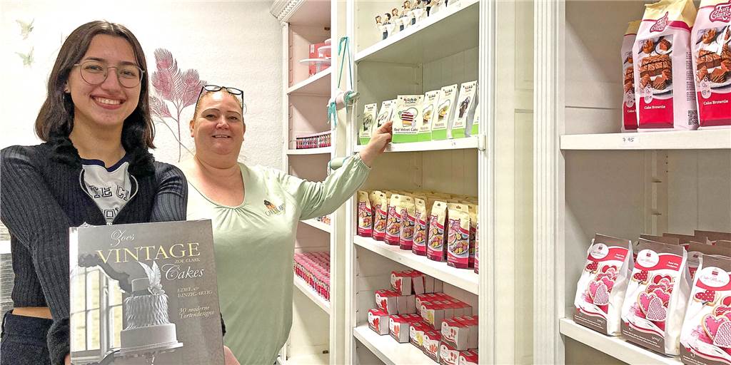 „Cake n’ Art“: Susanne Tasci hat alles im Angebot, was Kuchenbäcker lieben Susanne Tasci in ihrem neuen Geschäft an der Tannenstraße. Tochter Yasmin (17) zeigt eines der Bücher, die es hier auch zu kaufen gibt.
