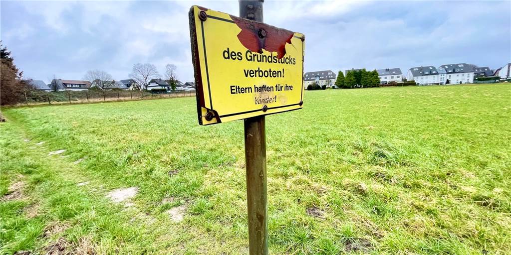 40 „Filetstücke“ im Dortmunder Süden: Neues Baugebiet auf grüner Wiese Auf dieser grünen Wiese sollen bald bis zu 40 neue Häuser gebaut werden. Im Hintergrund ist die Bebauung am Sommerbergweg zu sehen.