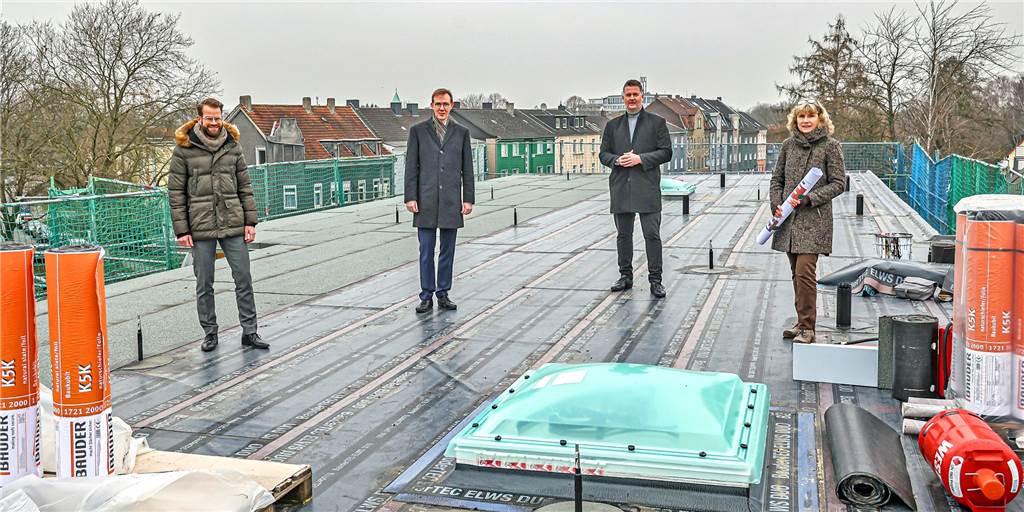 Pilotprojekt mit Solarstrom: Mehrfamilienhäuser versorgen sich selbst Für ihre Unternehmen am Start für ein gemeinsames Pilotprojekt: Thorsten Theis (Vertriebsleiter Geschäftskunden für Wohnungswirtschaft DEW21), Andreas Schmidt (Vertriebsleiter Geschäftskunden DEW), Christian Nagel (Prokurist Wohnungswirtschaft Dogewo) und Wiltrud Grünebaum (Abteilungsleiterin Sonderprojekte Dogewo).