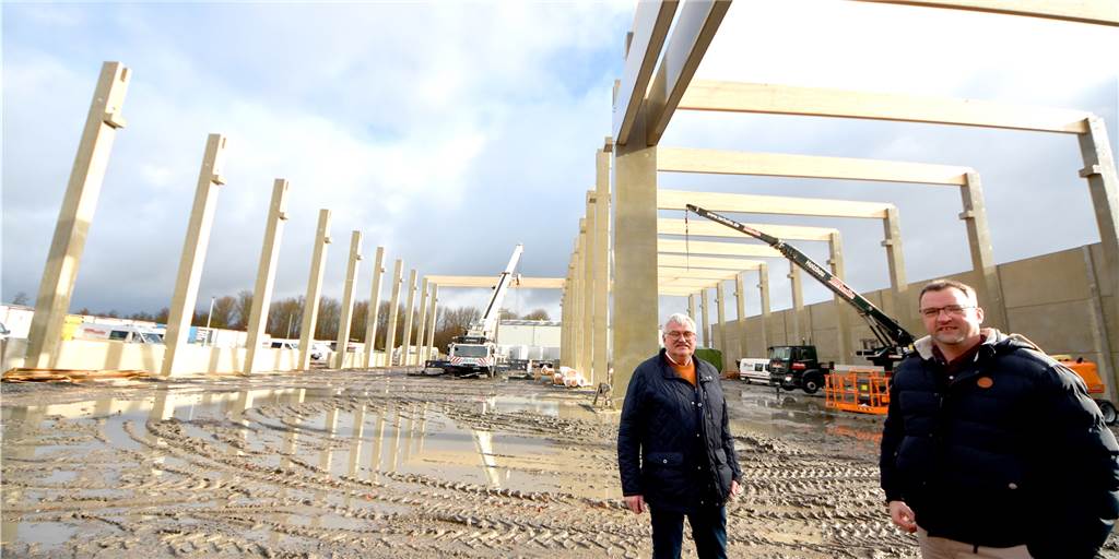 Josef Terhalle (l.) und Hendrik Mulder auf der Baustelle der neuen, rund 4000 Quadratmeter großen Halle. Mit der Investition von acht Millionen Euro will sich das Unternehmen noch stärker auf die Vorfertigung am Standort in Ottenstein spezialisieren. 50 neue Arbeitsplätze sollen so entstehen. 