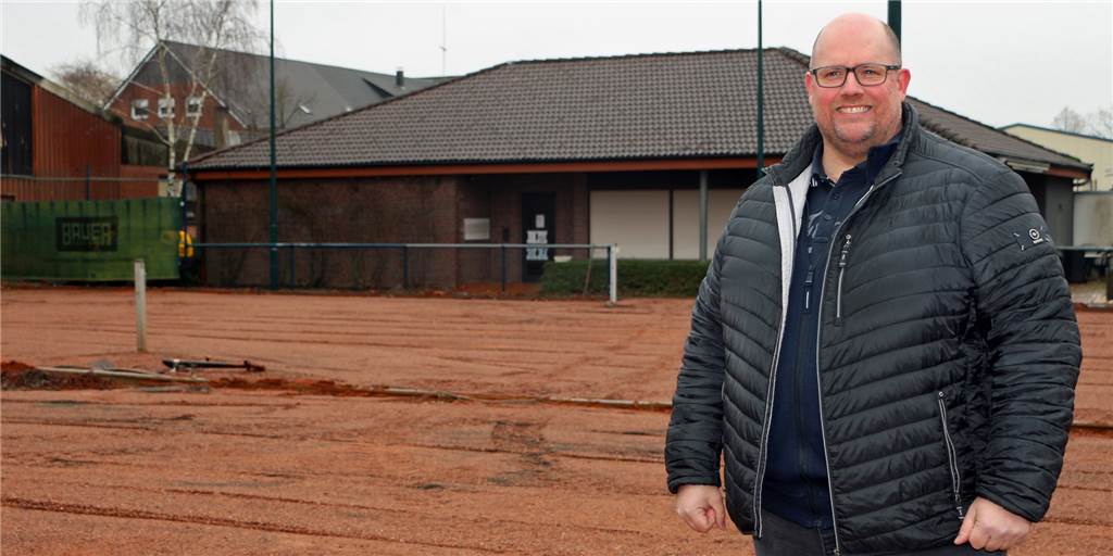 Nicht nur aufgrund der gestarteten Sanierungsmaßnahme an den Ascheplätzen spürt Christoph Bennemann eine gewisse Aufbruchstimmung beim TC GW Südlohn. Für den Vorsitzenden ist auch die geplante Sanierung des Clubhauses ein wichtiger Teil des Gesamtpakets, mit dem sich der Tennisverein für die Zukunft aufstellt. Zum Wohle der engagierten Mitglieder.
