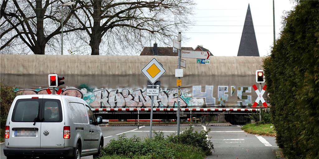 Bahnübergang Sythen ohne Autos? – Da gehen die Meinungen auseinander Alle sind dafür, dass die langen Wartezeiten am Bahnübergang Sythen bald der Vergangenheit angehören.