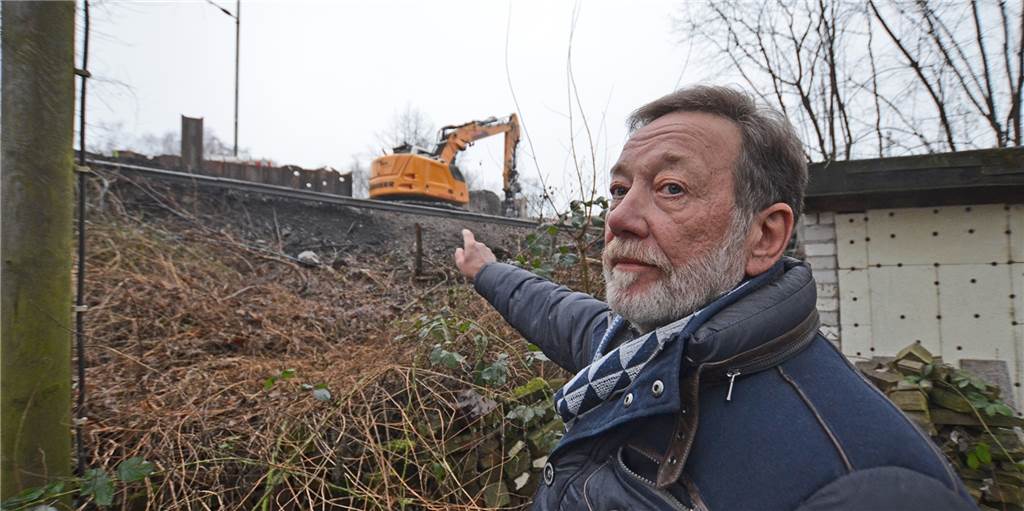 Brücken-Neubau: Trickst die Deutsche Bahn ein Anwohner-Interesse aus? Hoch über Günter Grammels Garten reißt ein Bagger die alten Brückenköpfe ein. Dahinter zeugen Spuntwände von der Gründung der künftigen Widerlager.