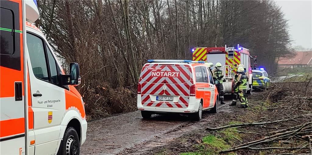 Schwer verletzt bei Fällarbeiten: Baum stürzt auf 32-jährigen Ahauser 25 Rettungskräfte waren im Einsatz, um den Schwerverletzten zu befreien und zu versorgen.