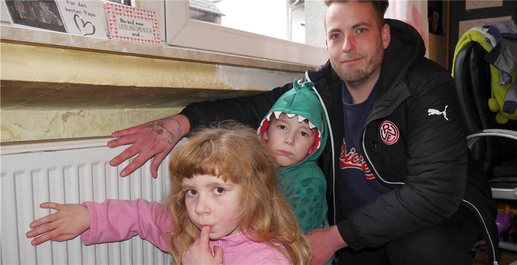 Eiskalt sind alle Heizkörper in der Wohnung von (v.l.) Mara (5), Fabian (8) und Alexander Peters.