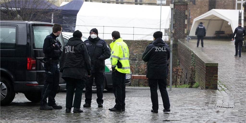 Zoll-Aktion auch in Lünen? Einsatzkräfte verhaften vier Männer Die Zeugen brachten die Einsatz-Teams des Zolls in ein extra errichtetes Vernehmungszentrum in der Burg Lüdinghausen.