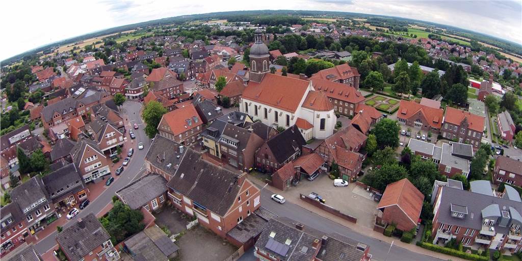 Sollen auch in Zukunft Autos rund um die Kirche St. Mauritius im Ortskern von Nordkirchen fahren? Einige Bürger wünschen sich, dass der Platz autofrei wird.